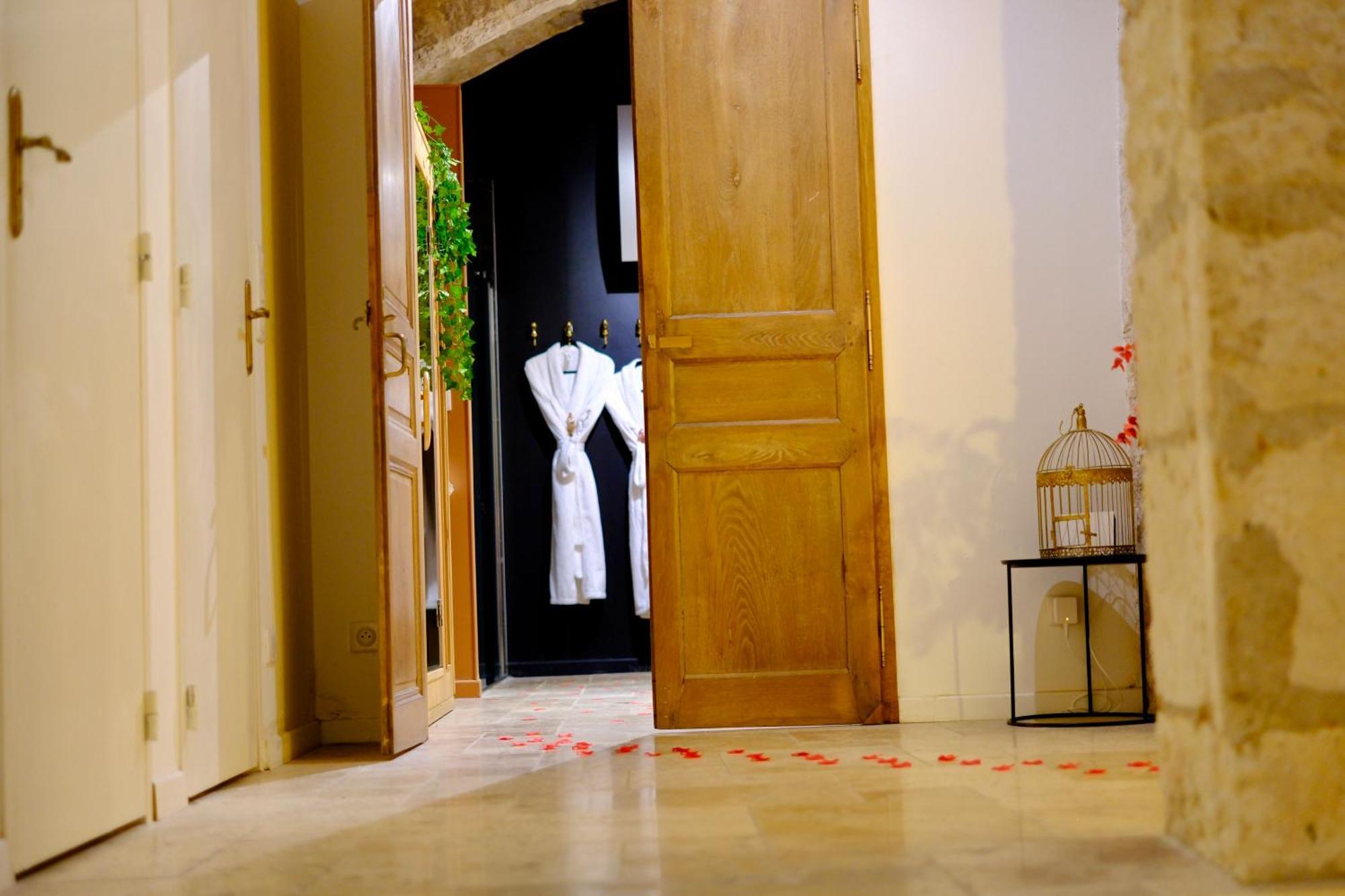 Appartement L'Autel La Crypte Mysterieuse De Rouen - Sauna & Balneo *